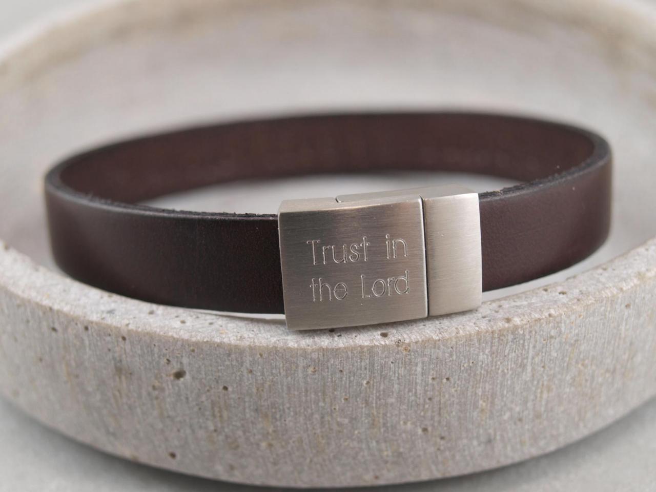 Die-Geschenkidee-zur-Kommunion-Konfirmation-trust-in-the-lord-lederarmband-mit-gravur