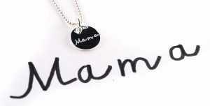 Gravuranhänger mit Handschrift Mama