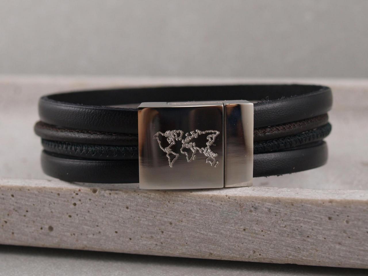 Lederarmband-Felix-in-der-Farbe-schwarz-mit-Edelstahlverschluss-mit-Weltkartengravur.