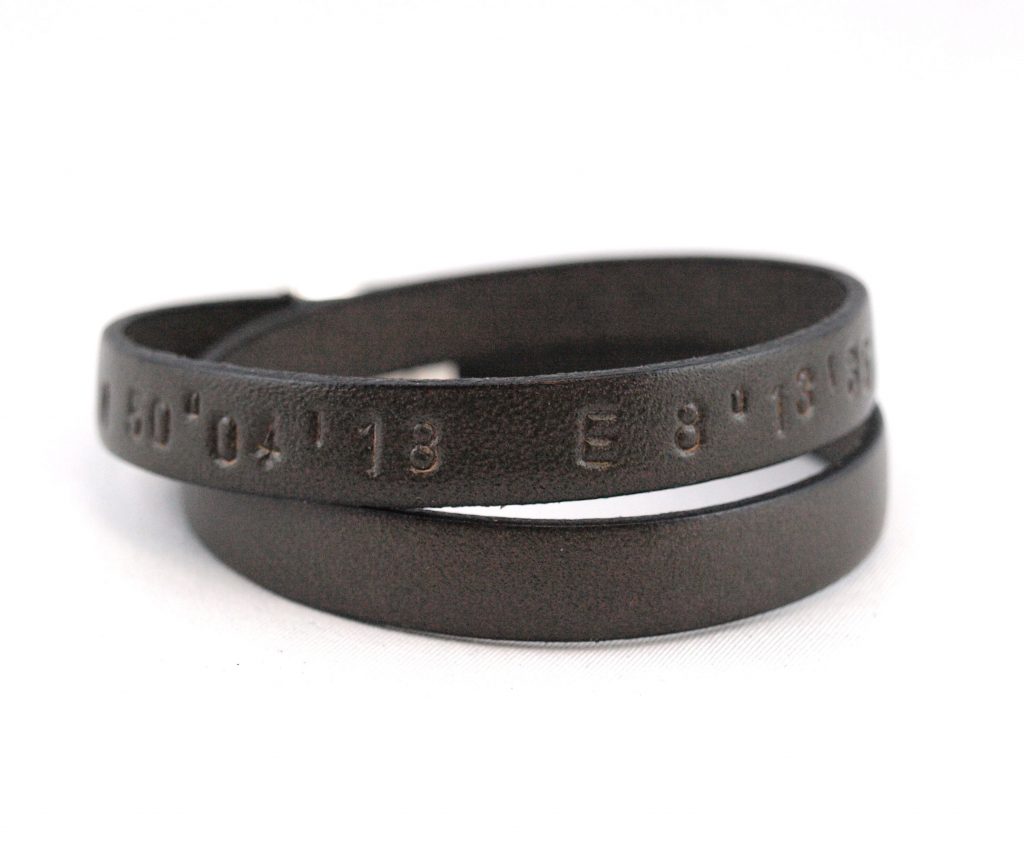 Lederband für Herren, Gravur , Wunschtext, Magnetverschluss, Breitengrad Koordinaten, GPS, schwarz
