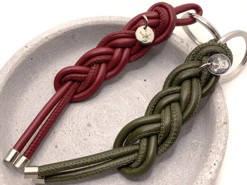 Geflochtener Schlüsselanhänger aus Leder in rot und moos mit silbernen Endkappen