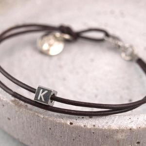 Lederarmband Lulu mit Karabiner aus Edelstahl und kleinem Gravurwürfel