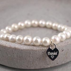 Armband aus Perlen mit Herzanhaenger Gravur Option Geschenkidee