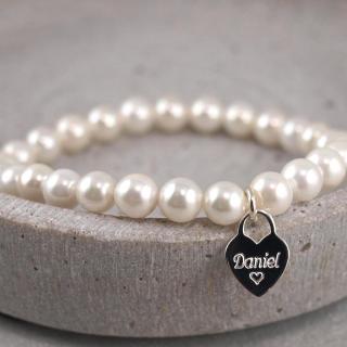 Armband aus Perlen mit Herzanhaenger Gravur Option Geschenkidee