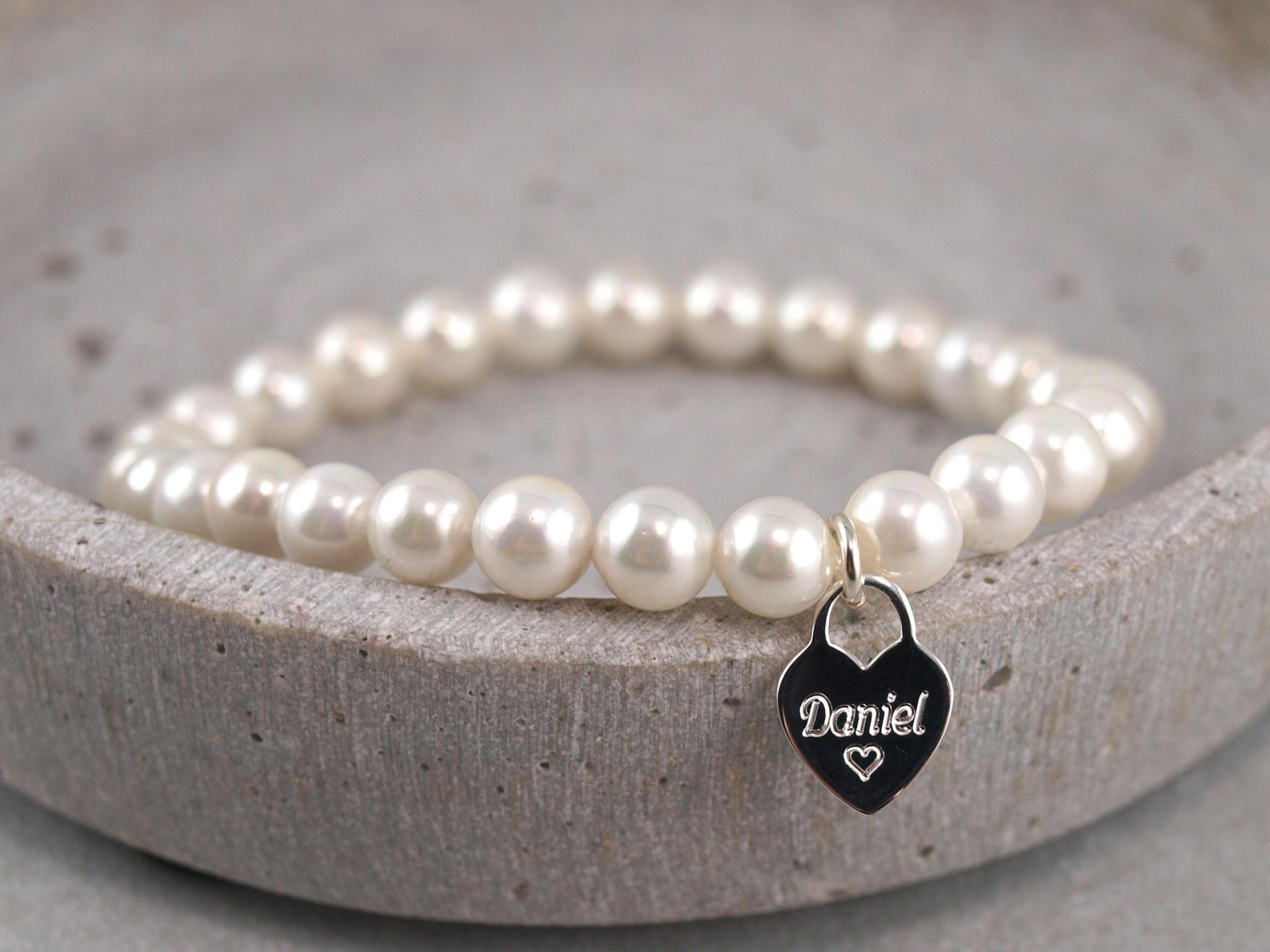 Armband aus Perlen mit Herzanhaenger Gravur Option Geschenkidee