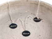 Familienkette silber mit drei plaketten