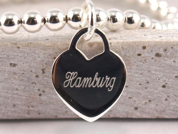 Herzanhaenger aus 925er Silber mit individueller Gravur Hamburg als Geschenkidee