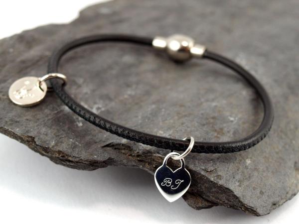 Ella Filigranes Lederarmband mit Gravur Herz persoenliche Geschenkidee Nappa leder schwarz