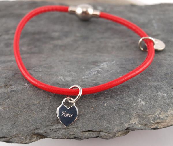 Ella Filigranes Lederarmband mit Gravur Herz persoenliche Geschenkidee Nappaleder rot