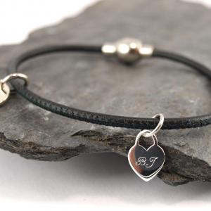 Lederarmband Ella mit kleinem Gravurherz in der Farbe schwarz