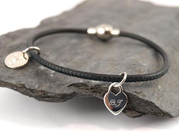 Lederarmband Ella mit kleinem Gravurherz in der Farbe schwarz