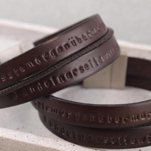 Breites Partnerarmband mit Gravur-Option aus Leder, Braun, Maxime