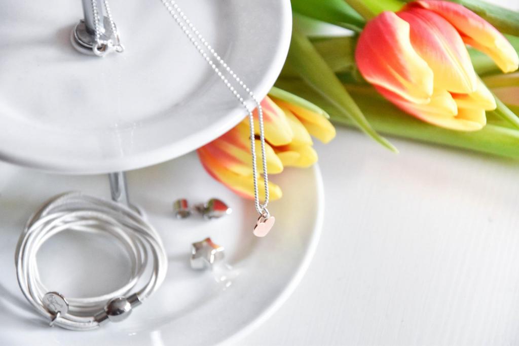Geschenkideen für Frauen zu besonderen Anlässen. Schmuckstücke mit Gravuren