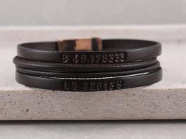 Lederarmband Felix in der Farbe dunkelbraun mit Breiten und Laengengrad Wunschtext Edelstahlmagnet