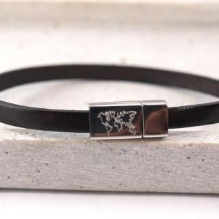 schmales Lederarmband Nici mit Weltkarte Gravur Farbe dunkelbraun