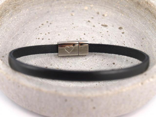 Nici schmales Lederarmband mit Gravur auf Magnet schwarz Herz