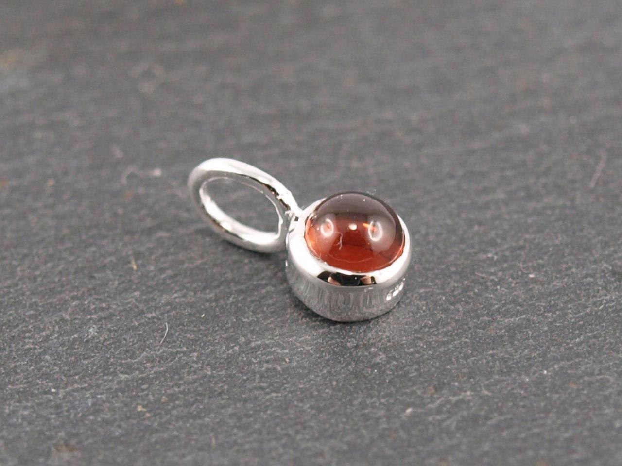 Granat, Januar, Geburtssteine, Edelsteine, kleiner Anhaenger fuer Kette oder Armband, die Geschenkidee