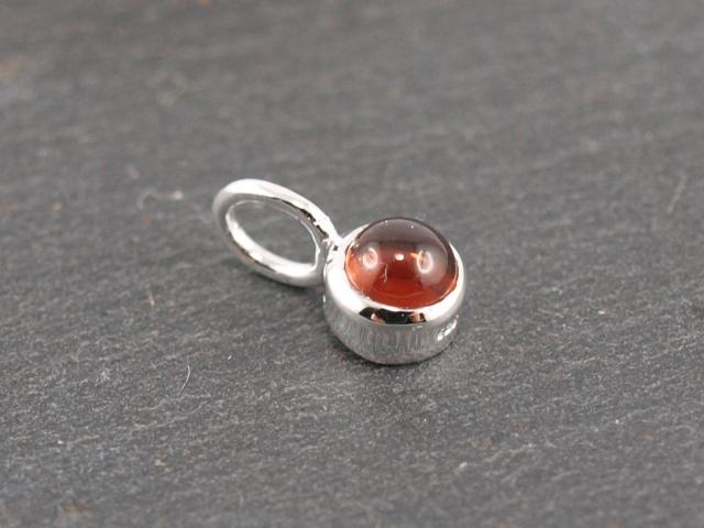 Granat, Januar, Geburtssteine, Edelsteine, kleiner Anhaenger fuer Kette oder Armband, die Geschenkidee