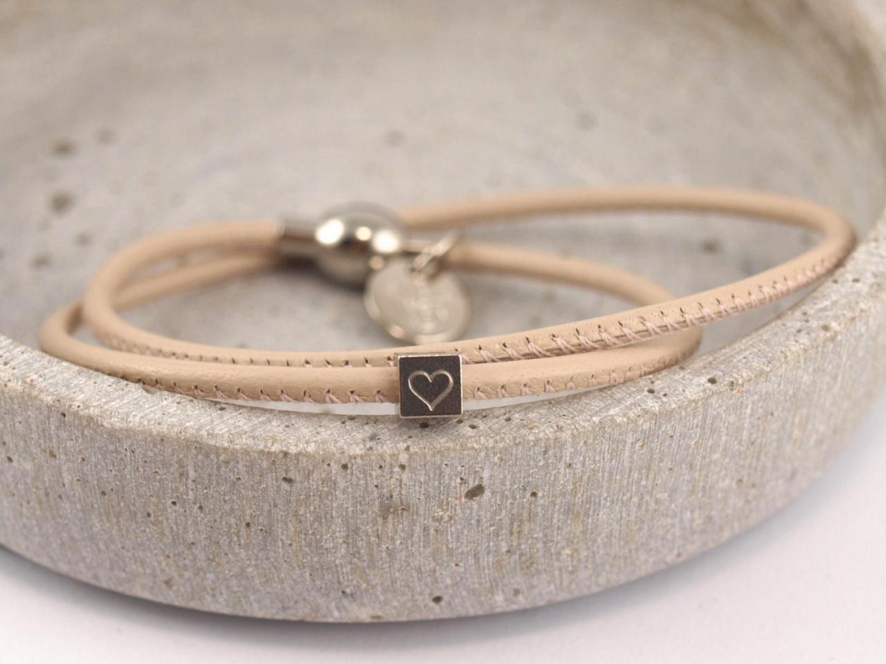 Ella die II. mit Edelstahlwuerfel rose, Schnell, Schenken ohne Risiko!
Trotz Gravur oder Personalisierung ist bei den Bestseller-Produkten in der Kategorie “Auf einen Klick” ein Umtausch möglich!