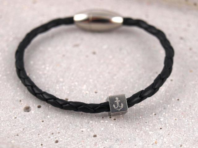 Leo schmales Lederarmband geflochten Gravur Wuerfel Magnetverschluss schwarz mit Anker