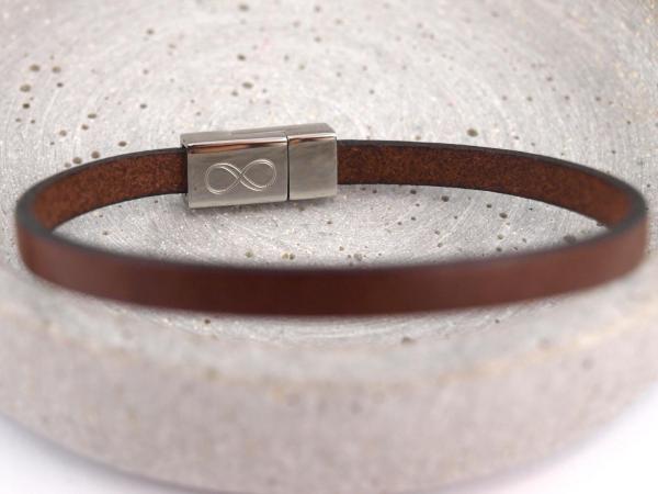Paula schmales Lederarband braun mit Gravur Infinity Unendlichkeit auf Edelstahl Magnet Verschluss