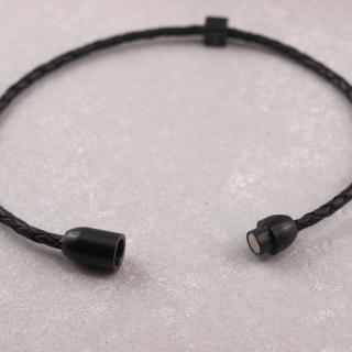 Black Edition Leo mit schwarzem Wuerfel und Maget in Schwarz