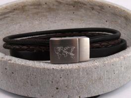charlie-lederarmband-mit-weltkarte-gravur-3-leder-straenge-braun