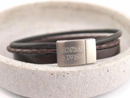 Koordinaten Gravur auf Lederarmband Charlie persoenliche Geschenkidee braun