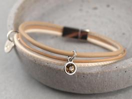 Lederarmband Hanna Nappaleder Edelstahlmagnet mit buntem Stein in der Farbkombination beige