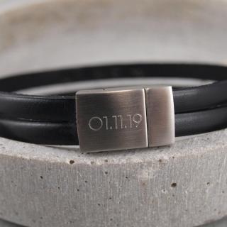 Lederarmband Marc in der Farbe schwarz mit Gravur auf dem Edelstahlmagnet Verschluss Datum