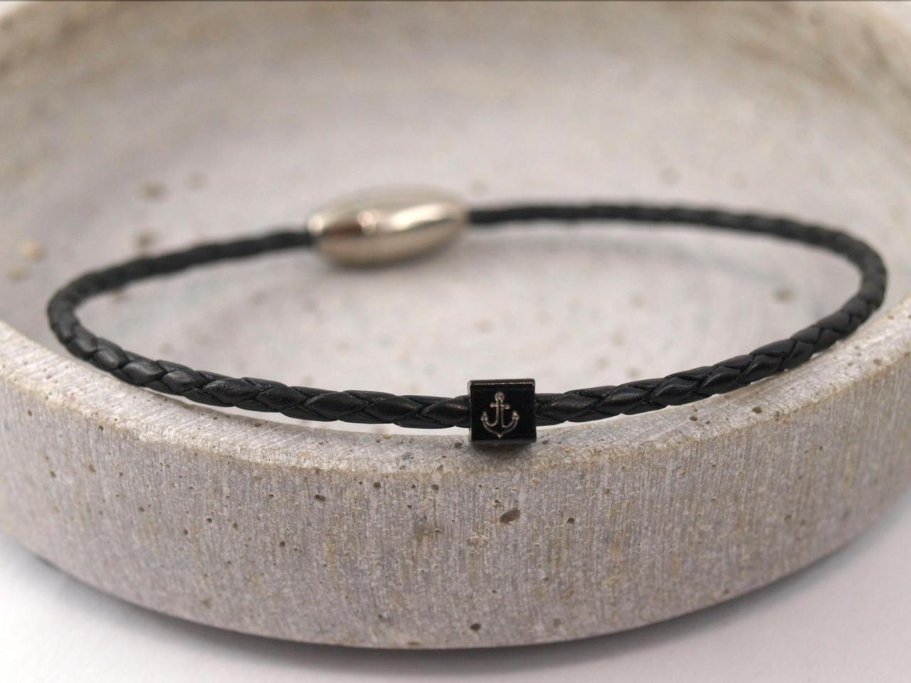 Leo schmales Lederarmband geflochten Gravur Wuerfel Magnetverschluss schwarz mit Anker schwarz
