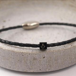 Leo schmales Lederarmband geflochten Gravur Wuerfel Magnetverschluss schwarz mit Anker schwarz