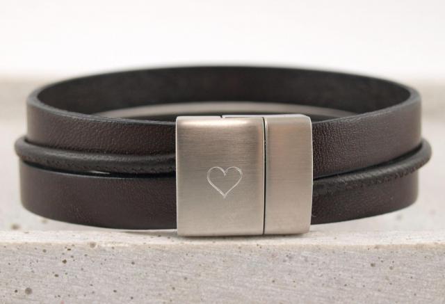 Maxime breites Lederarmband mit personalisierbaren Riemen Nappa Wunschtext Gravur Herz auf Verschluss Magnet dunkelbraun