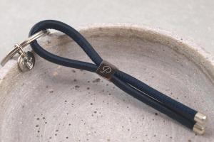 Schlüsselanhänger dunkelblau mit Edelstahlwuerfel