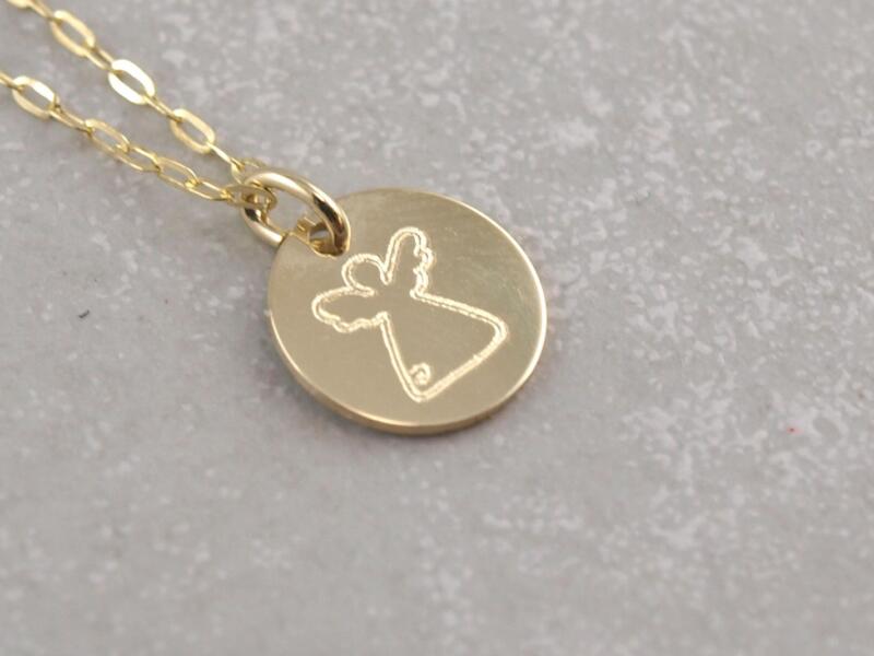 10 mm breiter runder Gravuranhaenger aus 333er Gold mit Engel Gravur