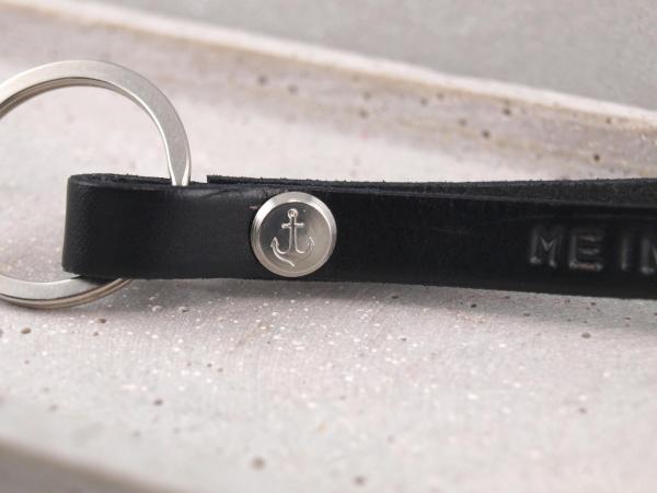 Schlüsselanhänger aus schwarzem Leder mit Anker Gravur auf der Schraube