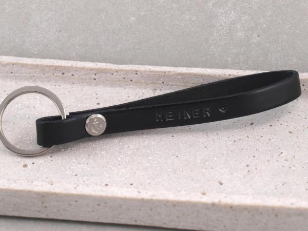 Schlüsselanhänger aus schwarzem Leder mit Stempelung auf Leder und silbernem Schlüsselring