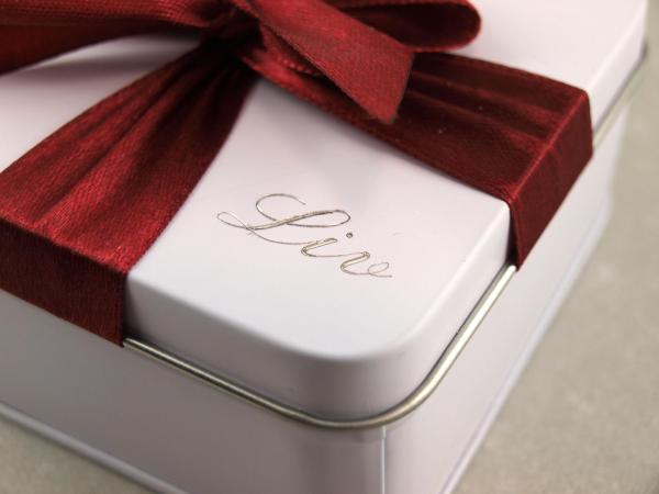 Geschenkdose mit Gravur und roter Schleife Schmuckkistchen das Geschenk individuell verpackt