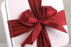 Geschenkdose mit Namens Gravur und roter Schleife Schmuckkistchen das Geschenk individuell verpackt