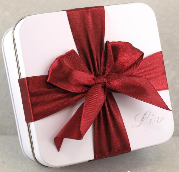 Geschenkdose mit Namens Gravur und roter Schleife Schmuckkistchen das Geschenk individuell verpackt