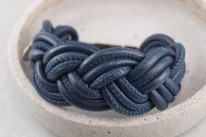 Geflochtenes dunkelblaues Lederarmband aus Nappaleder mit Gravur Option auf dem Magnetverschluss