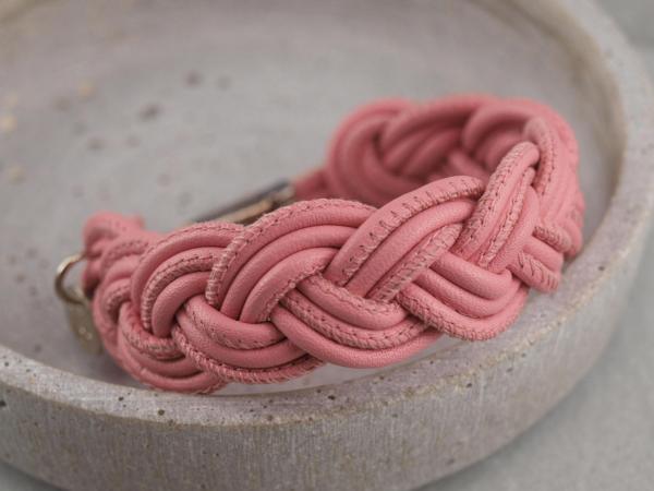 Breites geflochtenes Armband aus Nappaleder in rosa und silbernem Magnetverschluss