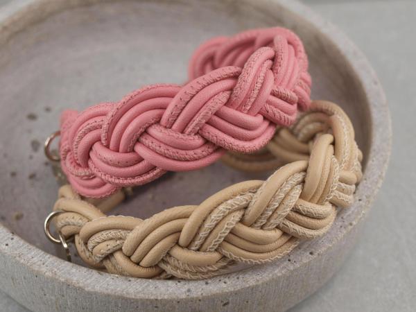Geflochtene breite Armbänder aus weichem Nappaleder in rosa und beige