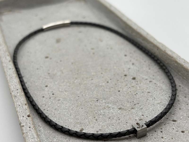 Lederkette Schwarz mit Würfel