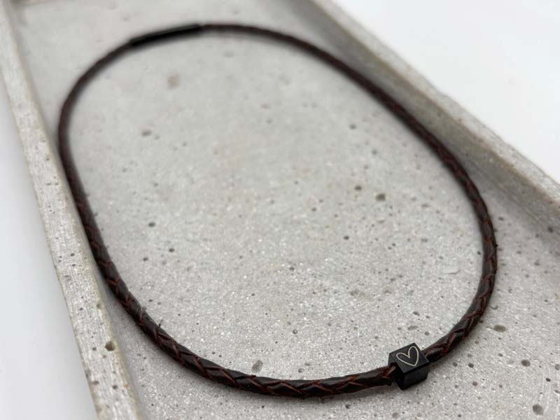 Lederkette mit Würfel mit Gravur