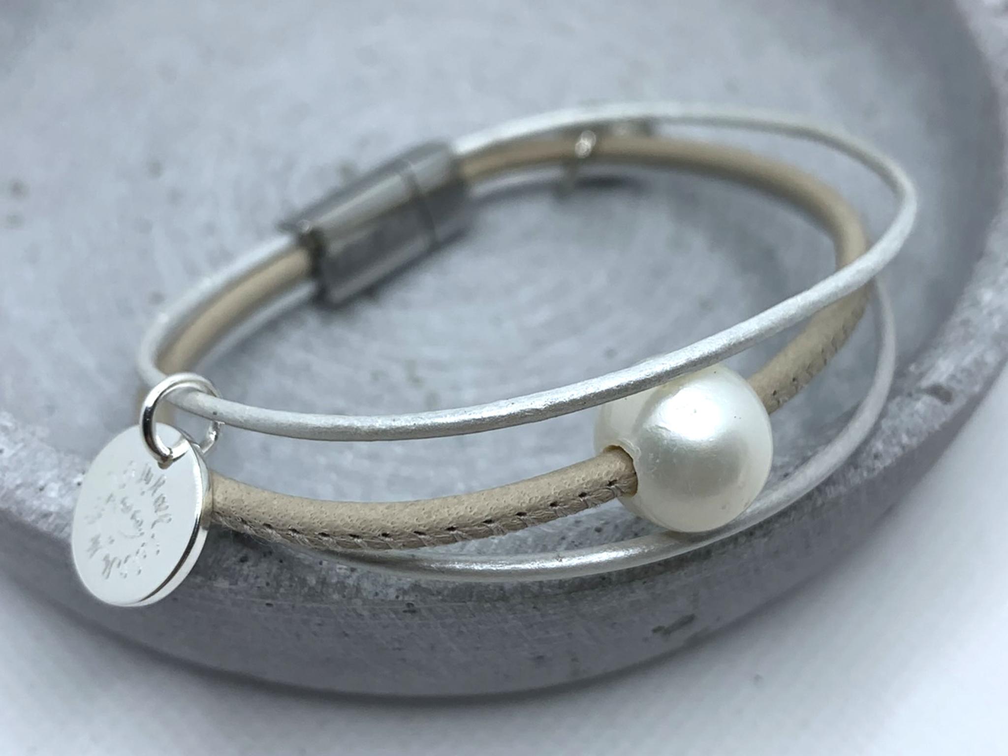 Penelope mit eckigem Magnet - echte Perle