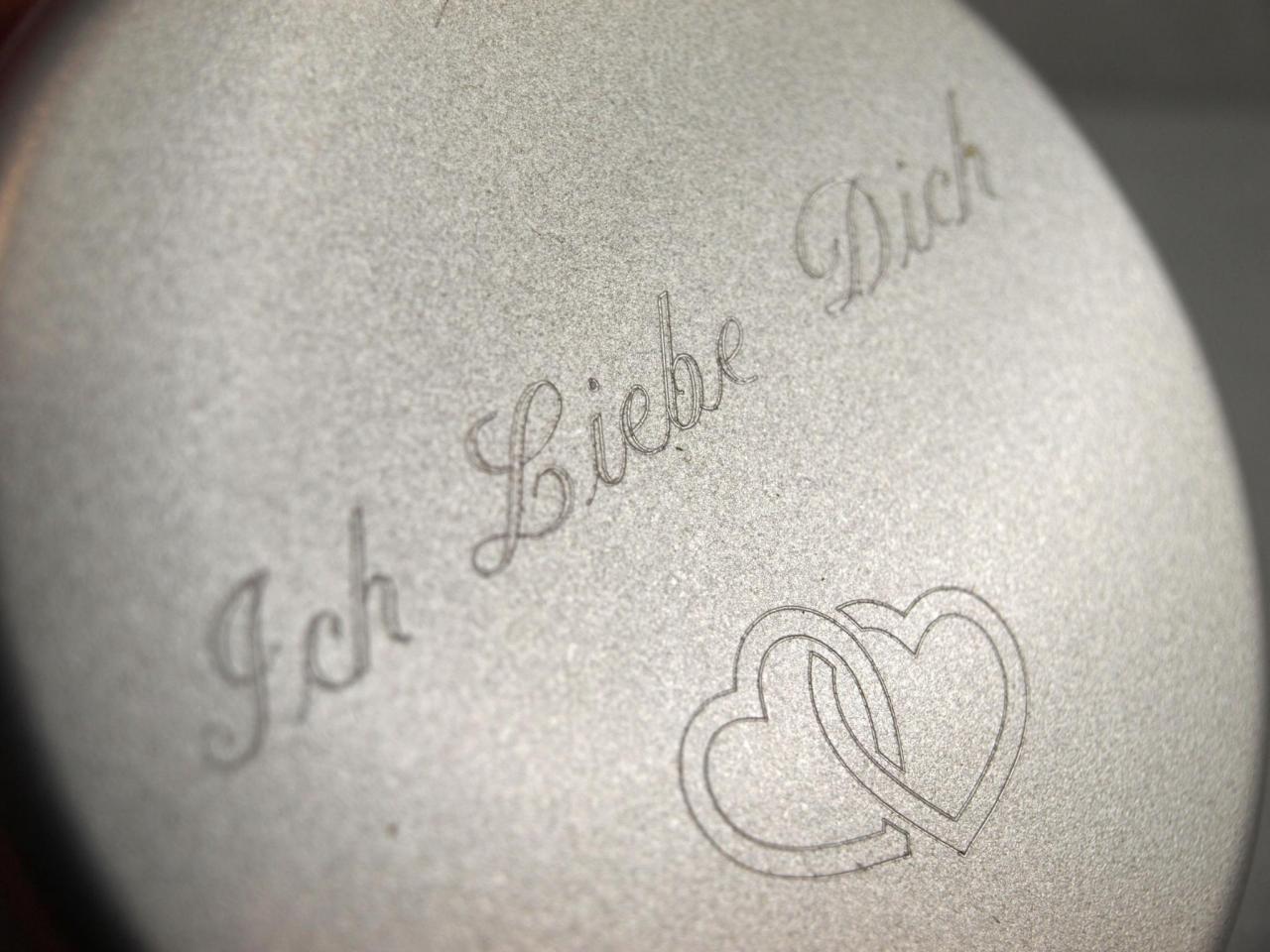 Runde Geschenkdose mit Gravur Ich Liebe Dich und Herzchen Schmuckkistchen das Geschenk individuell verpackt