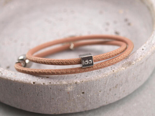 Zweifach gewickeltes Lederarmband mit kleinem Würfel. individuelle Gravur auf kleinem Würfel