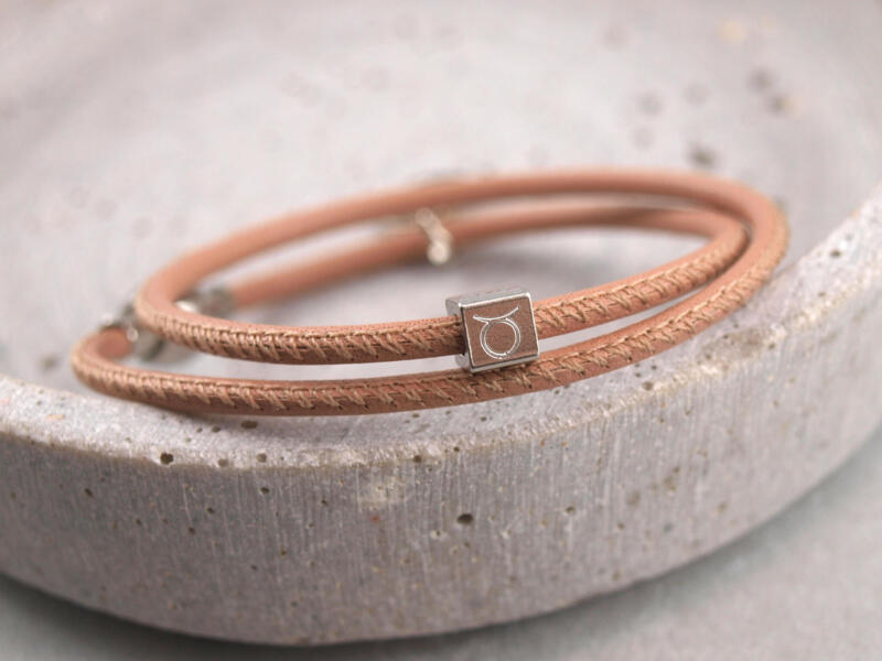 Zweifach gewickeltes Lederarmband mit kleinem Würfel. individuelle Gravur auf kleinem Würfel, Sternzeichen Stier