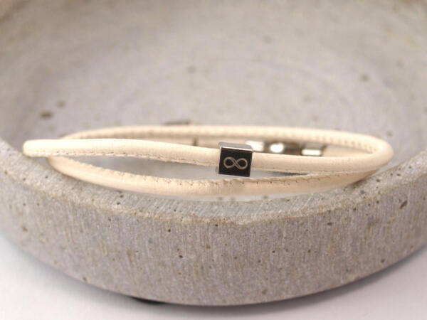 Zweifach gewickeltes Lederarmband mit kleinem Würfel. individuelle Gravur auf kleinem Würfel